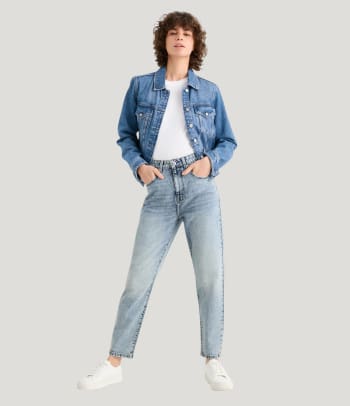 Mom jeans dla jakiej figury – kobieta ubrana w spodnie o kroju mom fit.