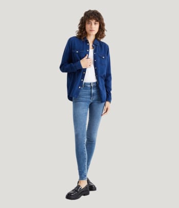 Jeansy slim fit dla kogo? Kobieta w czarnych dżinsach typu slim fit.