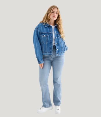 Dla kogo jeansy bootcut? – kobieta w spodniach denim typu bootcut.