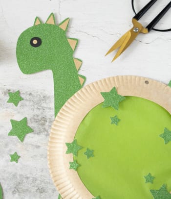 Dino-Laterne: Verziere den Dino mit grünen Sternen.