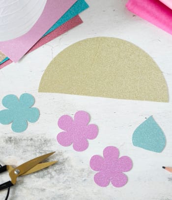 Laterne selber machen: Schneide Ohren, Horn, Blumen und Sterne aus Glitzerpapier aus.