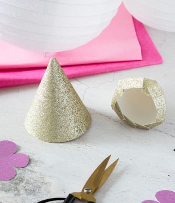 DIY-Laterne: Rolle das Horn für die Einhorn-Laterne zusammen.