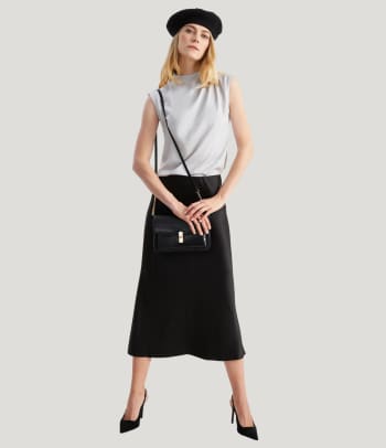 Co si vzít na firemní večírek: Žena v šik smart-casual kancelářských šatech.