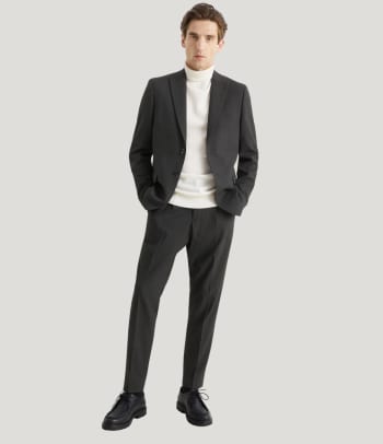 Co si vzít na firemní večírek: Muž ve stylovém business-casual outfitu.