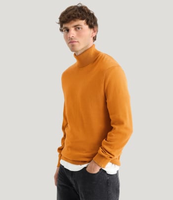 Jak se obléct na firemní večírek: Muž ve stylovém smart-casual outfitu.