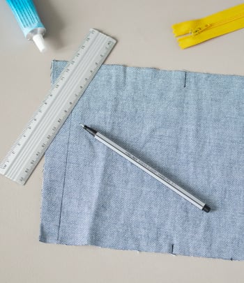 Jeans-Upcycling – Zunächst werden die Mitte und die Nahtzugabe angezeichnet.