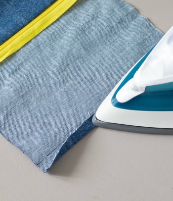 Jeans-Upcycling – Bügel über die Nahtzugabe.