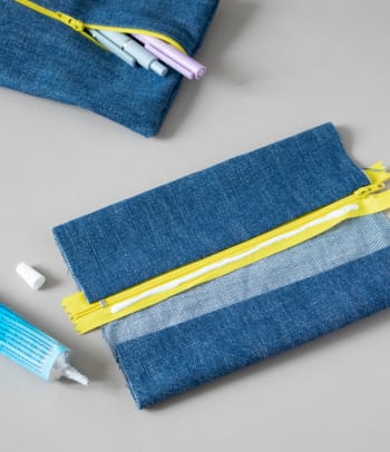 Jeans-Upcycling – Setze den Reissverschluss ein.