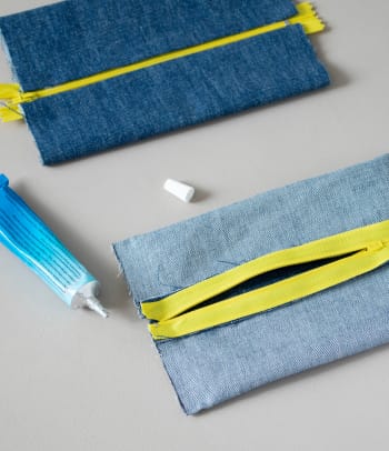 Jeans-Upcycling – Klebe die Tasche an den kurzen Seiten zusammen.