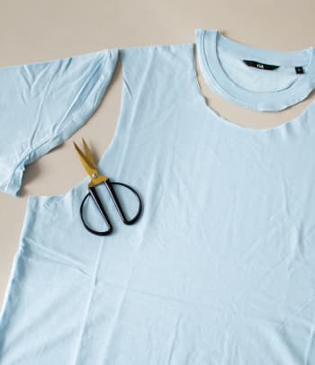 T-Shirt-Upcycling – Trenne Ärmel und Kragen ab.