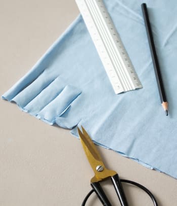 T-Shirt-Upcycling – Schneide die Fransen am unteren Ende ein.