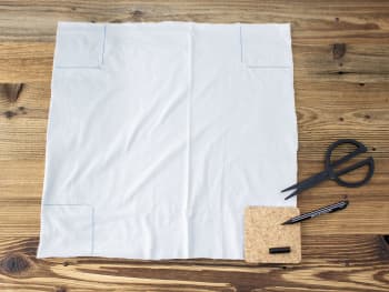 Paasversieringen maken: het paaskussen is gemaakt van reststof en zonder naaimachine.