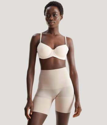 Shapewear for thighs: a woman wearing shaping trousers.
