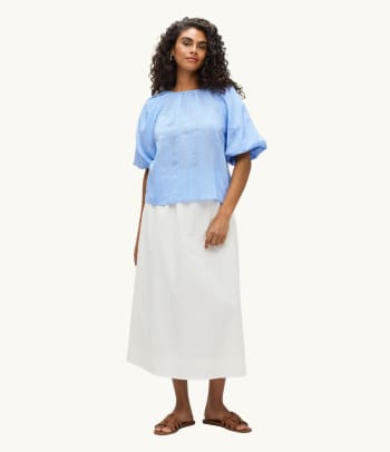 Outfit für Taufe Damen – Kombination aus schickem Oberteil und Rock.