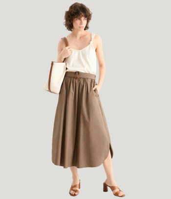 Outfit für Taufe Damen – Kombination aus schickem Oberteil und Rock.