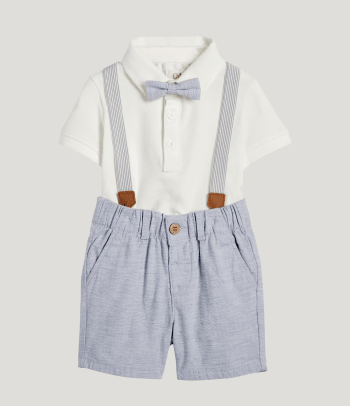Taufkleidung für Jungs – Outfit mit Hosenträger und Fliege.