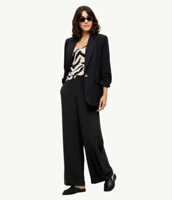 Hosen kombinieren: Professionelle Business-Outfits mit schmal geschnittenen oder weiten Hosen stylen.