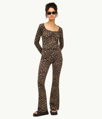 Leggings kombinieren: Gemusterte Leggings als Highlight deines Outfits.