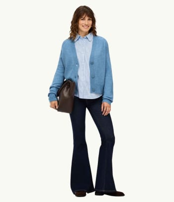 Come indossare cardigan: abbinare cardigan e blusa per un elegante outfit da ufficio.