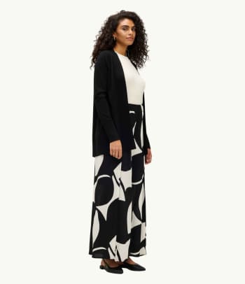 Cardigan e gonna o abito: come abbinare un cardigan per un’occasione elegante.