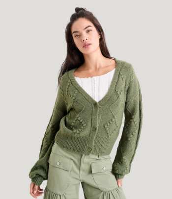 Cardigan styles: a casual everyday look with a trendy cardigan.
