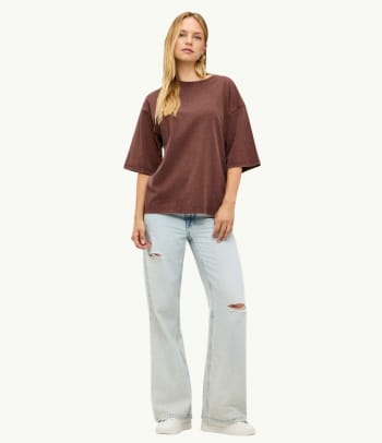 Stile Tomboy: jeans larghi e destroyed che completano il look.
