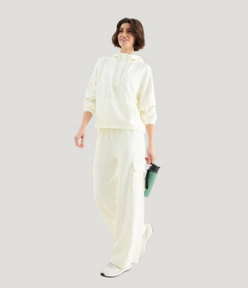 Weißes Outfit im Athleisure-Style.