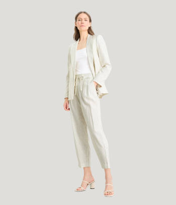 Weißes Business-Outfit.