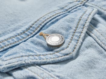 Veste en jean : gros plan d’un tissu en coton.