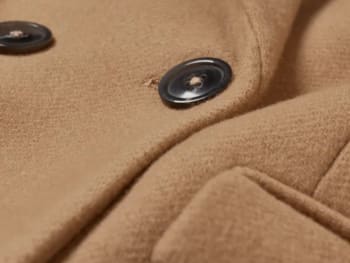 Manteau de mi-saison : plan rapproché d’un tissu en laine.