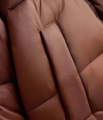 Detailní záběr syntetického materiálu.