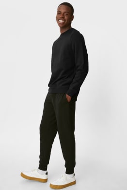 Pantalones de deporte para hombre: confort y estilo en C\u0026A