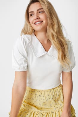 T-shirt with collar