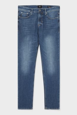 Vaqueros slim de hombre muy atractivos y asequibles en C\u0026A