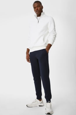 Pantalones de deporte para hombre: confort y estilo en C\u0026A