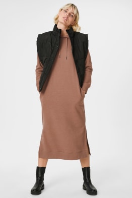 Vestito in maglia con cappuccio