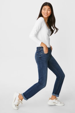 Find your perfect Straight jeans here 