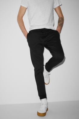 Pantalones de deporte para hombre: confort y estilo en C\u0026A