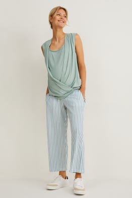 Pantaloni premaman: la moda per le future mamme creata da C\u0026A