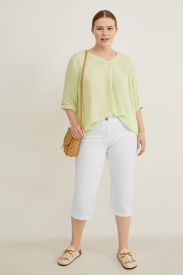 Pantalones fluídos beig a combinación con chaleco para mujer talla grande