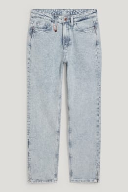 Find your perfect Straight jeans here 