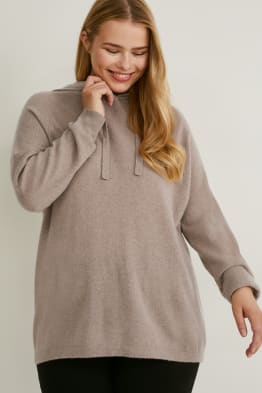 Pull en cachemire à capuche.