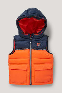 Prošívaná vesta s kapucí - z recyklovaného materiálu