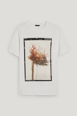 Tricou