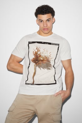 Tricou
