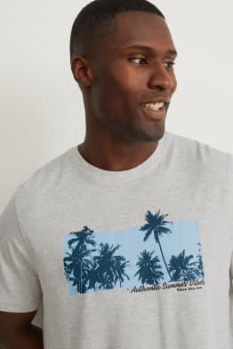Tricou