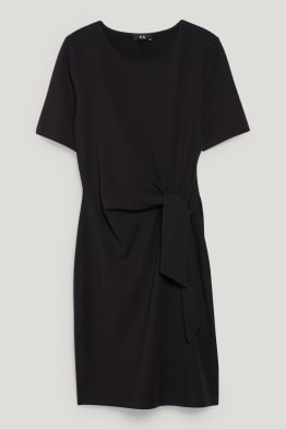 Robe ornée d'un nœud
