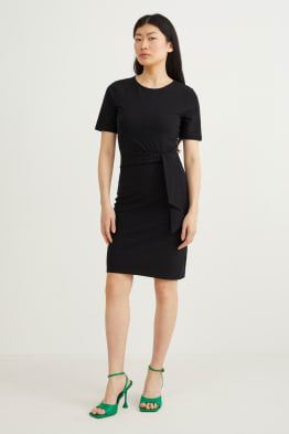 Robe ornée d'un nœud