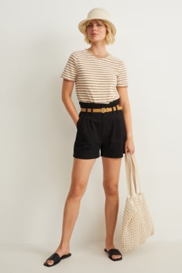Shorts mit Gürtel - High Waist