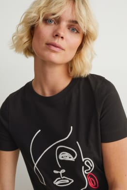 Tricou